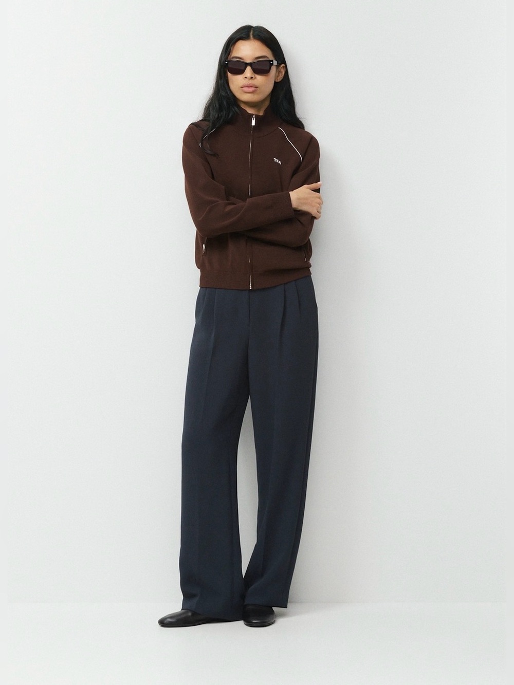 Aritzia the effortless pant in Black size 6